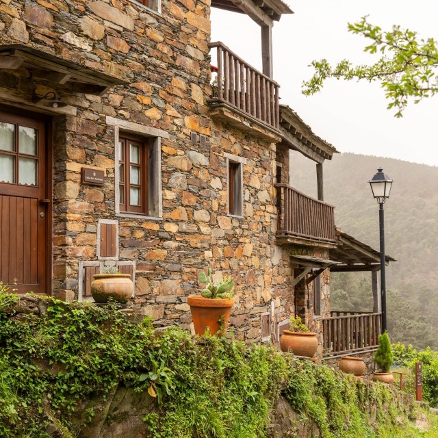 Casa da Árvore - Cerdeira - Home for Creativity