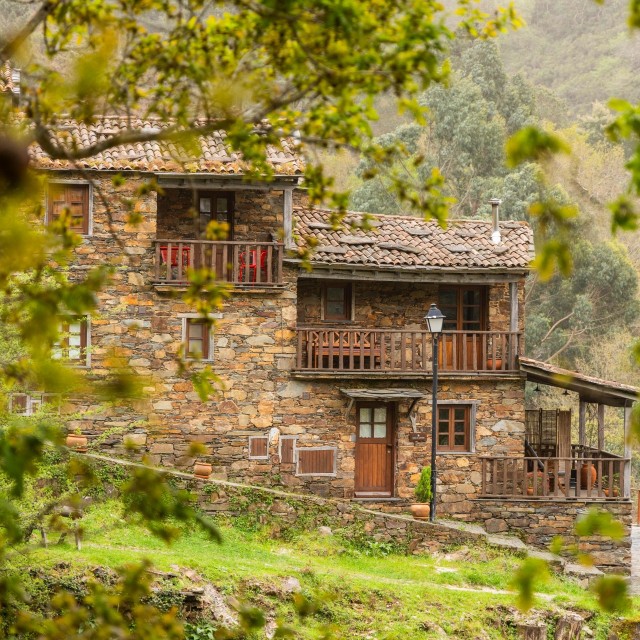 Casa da Árvore - Cerdeira - Home for Creativity