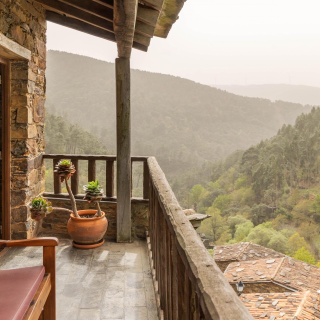 Casa da Árvore - Cerdeira - Home for Creativity